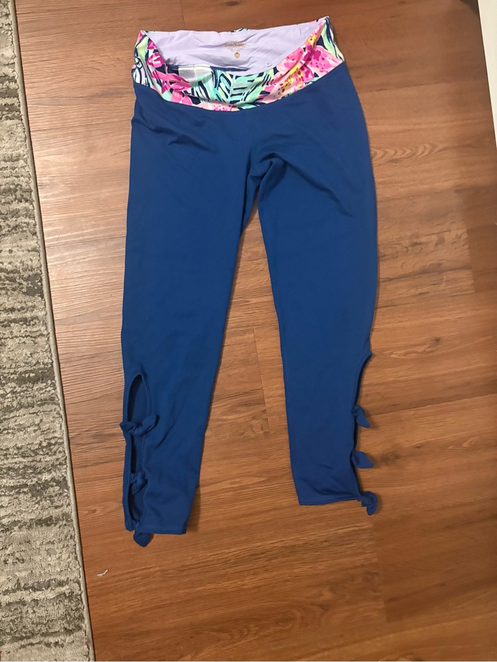 Lilly Pulitzer Blue and White Activewear Bottoms with Gold Logo
